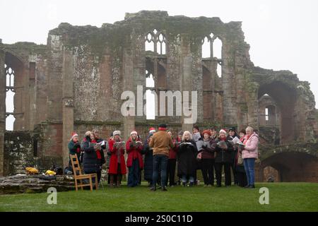 Ein Chor singt am zweiten Weihnachtsfeiertag in Kenilworth Castle, Warwickshire, Großbritannien Stockfoto