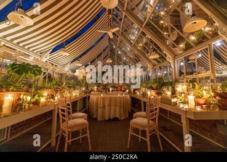 Kerzenlicht im Inneren des Gewächshauses im Le Manoir aux Quat'Saisons Stockfoto