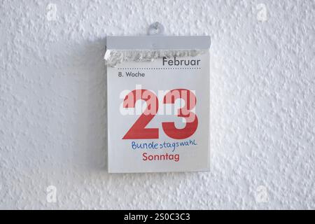 Dresden, Deutschland. Dezember 2024. Die Seite aus einem Tageskalender für den 23. Februar 2025 mit Bezug auf die Bundestagswahl hängt an der Wand. Quelle: Sebastian Kahnert/dpa/Alamy Live News Stockfoto