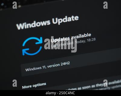 Galati, Rumänien - 13. Dezember 2024: Suche nach Updates für Windows 11 rund um die Uhr auf dem Laptop-Bildschirm, Nahansicht: 24H2 Stockfoto