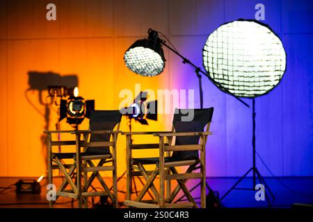 Studio-Beleuchtung mit farbenfrohem Hintergrund. Stockfoto