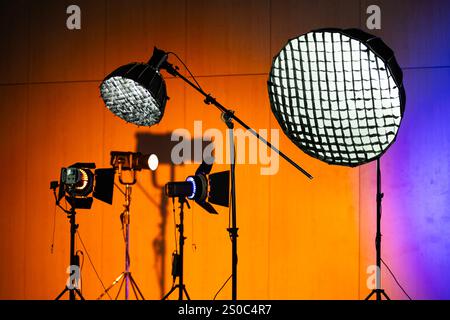 Studio-Beleuchtung mit farbenfrohem Hintergrund. Stockfoto