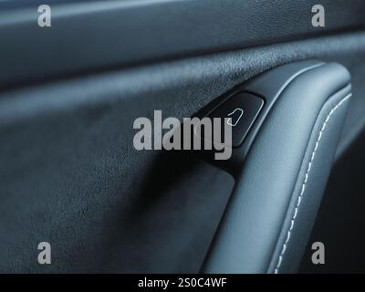 Galati, Rumänien - 26. Dezember 2024: Tesla Türgriff mit Türöffnungstaste an einem Tesla Model Y Lenkrad Stockfoto