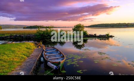 Clonalia, Irland - 25. Juni 2024: Sonnenuntergang auf dem Lough Derg von Clonolia Bay, Irland Stockfoto