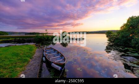 Clonalia, Irland - 25. Juni 2024: Sonnenuntergang auf dem Lough Derg von Clonolia Bay, Irland Stockfoto