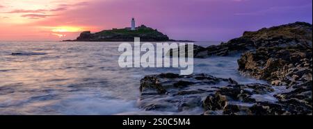 St Ives, Großbritannien - 15. Juli 2024: Sonnenuntergang auf dem Godrevy Island Lighthouse, Cornwall Stockfoto