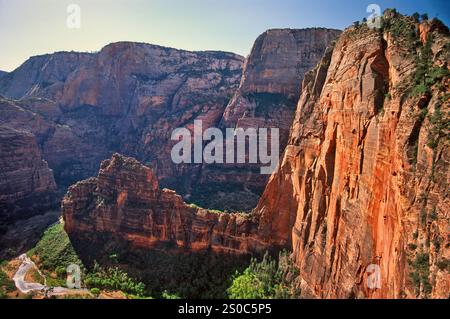 Angels Landing Formation, über dem Virgin River im Zion Canyon, Blick vom Scout Lookout, Zion National Park, Utah, USA Stockfoto