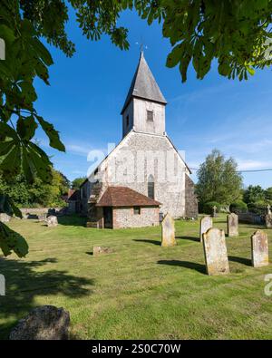 Exton, Vereinigtes Königreich - 11. August 2024: Die Kirche St. Peter's und St. Paul in Exton im Meon Valley, South Downs National Park, Hampshire Stockfoto