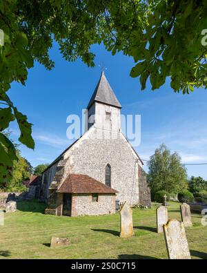 Exton, Vereinigtes Königreich - 11. August 2024: Die Kirche St. Peter's und St. Paul in Exton im Meon Valley, South Downs National Park, Hampshire Stockfoto