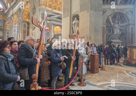 Vatikan, Rom, Italien. 27. Dezember 2024 Pilger tragen das Kreuz im Petersdom. Die Heilige Pforte wurde am 24. Dezember zum ersten Mal seit 25 Jahren von Papst Franziskus offiziell eröffnet, um das Jubiläumsjahr von Rom zu eröffnen. Gutschrift. Amer Ghazzal/Alamy Live News Stockfoto