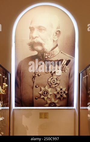 Wien, Österreich. Dezember 2024. Museum für Militärgeschichte, Institut für Militärgeschichte in Wien, Porträtfotografie unbekannter Rekruten nach dem Entwurf um 1910 Kaiser Franz Joseph I. von Österreich (1830-1916) Stockfoto