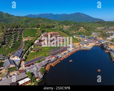 Aus der Vogelperspektive auf das chinesische Dorf Ban Rak Thai mit Teeplantagen und einem See, Thailand Stockfoto