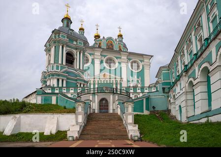 SMOLENSK, RUSSLAND - 12. JULI 2024: Die Fassade der antiken Himmelfahrt-Kathedrale. Smolensk. Russland Stockfoto