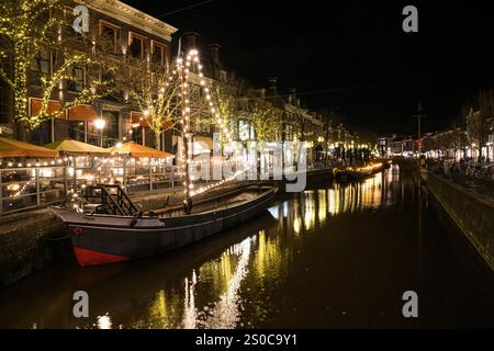 LEEUWARDEN: Stimmungsvolle Beleuchtung im Stadtzentrum während der Feiertage um Weihnachten und Silvester. Leeuwarden, Friesland, Niederlande. ANP / Hollandse Hoogte / Marcel Berendsen niederlande aus - belgien aus Stockfoto