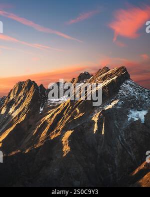 Apuane alpi oder Apuanische alpen schneebedeckte Berge und Marmorsteinbruch bei Sonnenuntergang im Winter. Carrara, Toskana, Italien. Stockfoto