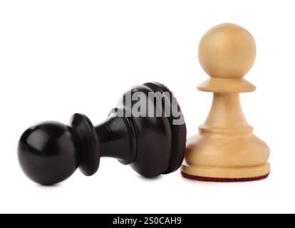 Weißer Bauer nahe gefallenem Schwarzen auf weißem Hintergrund. Wettbewerbskonzept Stockfoto