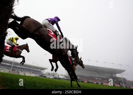 Rubaud, geritten von Harry Cobden, nimmt an der Chase on Desert Orchid Chase Day der Ladbrokes Wayward Lad Novices auf der Rennbahn Kempton Park in Sunbury-on-Thames in Surrey Teil. Bilddatum: Freitag, 27. Dezember 2024. Stockfoto