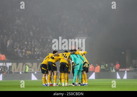 Wolverhampton, Großbritannien. Dezember 2024. Wolverhampton, England, 26. Dezember 2024: Wölfe-Team drängen sich vor dem Premier League-Fußballspiel zwischen Wolverhampton Wanderers und Manchester United im Molineux-Stadion in Wolverhampton, England (Natalie Mincher/SPP) Credit: SPP Sport Press Photo. /Alamy Live News Stockfoto