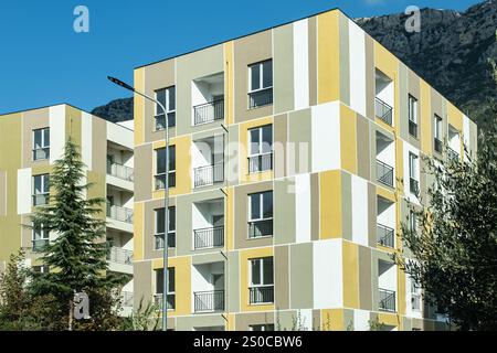 Moderne Wohnwohnung Apartmentgebäude außen. Fragment eines neuen Luxushauses und Wohnkomplexes mit Balkonen. Modernes, Luxuriöses Apartmentgebäude. Stockfoto