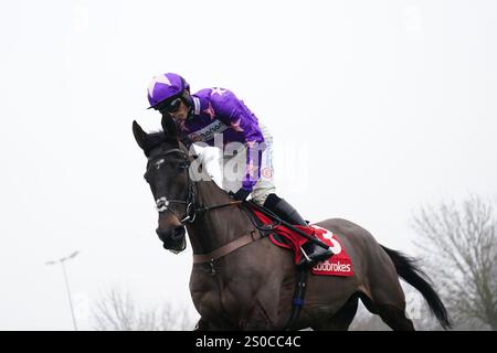 Rubaud wurde von Harry Cobden vor dem Chase on Desert Orchid Chase Day der Ladbrokes Wayward Lad Novices auf der Rennbahn Kempton Park, Sunbury-on-Thames, Surrey, geritten. Bilddatum: Freitag, 27. Dezember 2024. Stockfoto