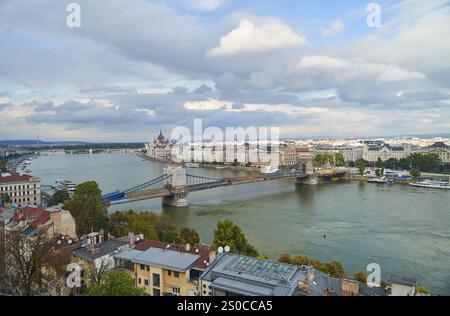 Budapest, Ungarn - 28. Oktober 2022: Erleben Sie den atemberaubenden Blick auf die atemberaubende Donau, die durch Budapest fließt Stockfoto