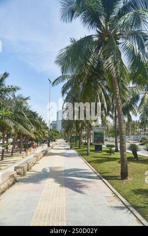Da Nang, Vietnam - 28.06.2023: Promenade mit Palmen und Cafés am My Khe Beach in da Nang Stockfoto