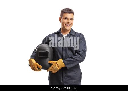 Schweißer in einer Uniform, der einen Schutzhelm hält und die Kamera auf weißem Hintergrund lächelt Stockfoto