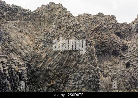 Eine beeindruckende natürliche Formation von Basaltsäulen auf Disko Island, Grönland, die die einzigartige geologische Schönheit der Insel zeigt. Diese hoch aufragenden sechseckigen Stockfoto