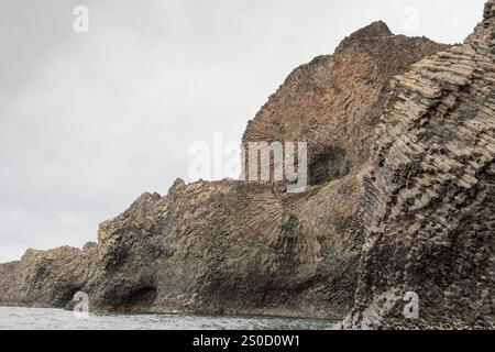 Eine beeindruckende natürliche Formation von Basaltsäulen auf Disko Island, Grönland, die die einzigartige geologische Schönheit der Insel zeigt. Diese hoch aufragenden sechseckigen Stockfoto