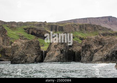 Eine beeindruckende natürliche Formation von Basaltsäulen auf Disko Island, Grönland, die die einzigartige geologische Schönheit der Insel zeigt. Diese hoch aufragenden sechseckigen Stockfoto