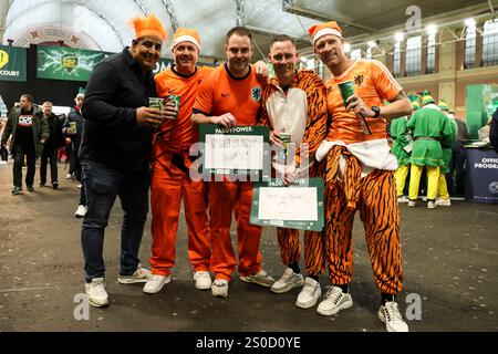 Alexandra Palace, London, Großbritannien. Dezember 2024. PDC Paddy Power World Dart Championships Tag 10 2024/25; Fans in schickem Kleid im Alexandra Palace für heutige Spiele Credit: Action Plus Sports/Alamy Live News Stockfoto