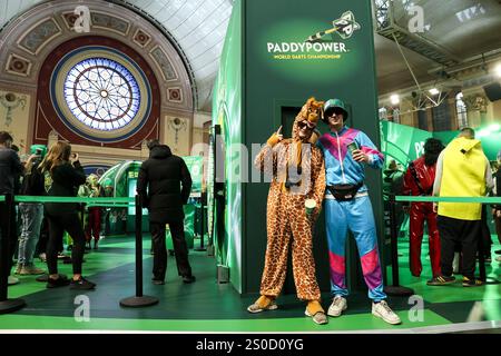 Alexandra Palace, London, Großbritannien. Dezember 2024. PDC Paddy Power World Dart Championships Tag 10 2024/25; Fans in schickem Kleid im Alexandra Palace für heutige Spiele Credit: Action Plus Sports/Alamy Live News Stockfoto