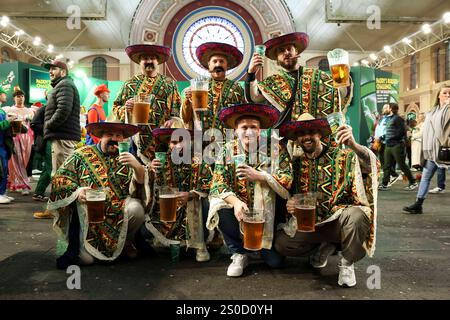 Alexandra Palace, London, Großbritannien. Dezember 2024. PDC Paddy Power World Dart Championships Tag 10 2024/25; Fans in schickem Kleid im Alexandra Palace für heutige Spiele Credit: Action Plus Sports/Alamy Live News Stockfoto