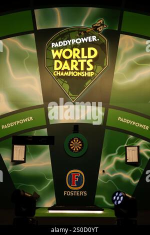 Alexandra Palace, London, Großbritannien. Dezember 2024. PDC Paddy Power World Dart Championships Tag 10 2024/25; allgemeiner Blick auf die Bühne und Oche im Alexandra Palace Credit: Action Plus Sports/Alamy Live News Stockfoto