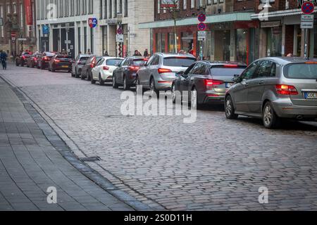 Kaufen am Freitag nach Weihnachten, Impressionen aus der Innenstadt von Münster. Vor einem voll belegten Parkhaus in der Königsstraße wartet eine lange Reihe von Autos. Münster, Nordrhein-Westfalen, DEU, Deutschland, 27.12.2024 *** Einkaufen am Freitag nach Weihnachten, Impressionen aus der Innenstadt von Münster wartet vor einem voll belegten Parkhaus in der Königsstraße Münster, Nordrhein Westfalen, DEU, Deutschland, 27 12 2024 Stockfoto