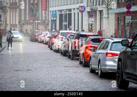 Kaufen am Freitag nach Weihnachten, Impressionen aus der Innenstadt von Münster. Vor einem voll belegten Parkhaus in der Königsstraße wartet eine lange Reihe von Autos. Münster, Nordrhein-Westfalen, DEU, Deutschland, 27.12.2024 *** Einkaufen am Freitag nach Weihnachten, Impressionen aus der Innenstadt von Münster wartet vor einem voll belegten Parkhaus in der Königsstraße Münster, Nordrhein Westfalen, DEU, Deutschland, 27 12 2024 Stockfoto