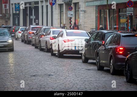 Kaufen am Freitag nach Weihnachten, Impressionen aus der Innenstadt von Münster. Vor einem voll belegten Parkhaus in der Königsstraße wartet eine lange Reihe von Autos. Münster, Nordrhein-Westfalen, DEU, Deutschland, 27.12.2024 *** Einkaufen am Freitag nach Weihnachten, Impressionen aus der Innenstadt von Münster wartet vor einem voll belegten Parkhaus in der Königsstraße Münster, Nordrhein Westfalen, DEU, Deutschland, 27 12 2024 Stockfoto