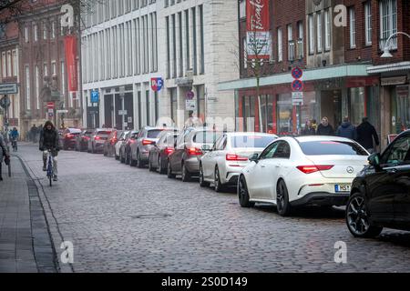 Kaufen am Freitag nach Weihnachten, Impressionen aus der Innenstadt von Münster. Vor einem voll belegten Parkhaus in der Königsstraße wartet eine lange Reihe von Autos. Münster, Nordrhein-Westfalen, DEU, Deutschland, 27.12.2024 *** Einkaufen am Freitag nach Weihnachten, Impressionen aus der Innenstadt von Münster wartet vor einem voll belegten Parkhaus in der Königsstraße Münster, Nordrhein Westfalen, DEU, Deutschland, 27 12 2024 Stockfoto