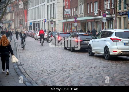 Kaufen am Freitag nach Weihnachten, Impressionen aus der Innenstadt von Münster. Vor einem voll belegten Parkhaus in der Königsstraße wartet eine lange Reihe von Autos. Münster, Nordrhein-Westfalen, DEU, Deutschland, 27.12.2024 *** Einkaufen am Freitag nach Weihnachten, Impressionen aus der Innenstadt von Münster wartet vor einem voll belegten Parkhaus in der Königsstraße Münster, Nordrhein Westfalen, DEU, Deutschland, 27 12 2024 Stockfoto