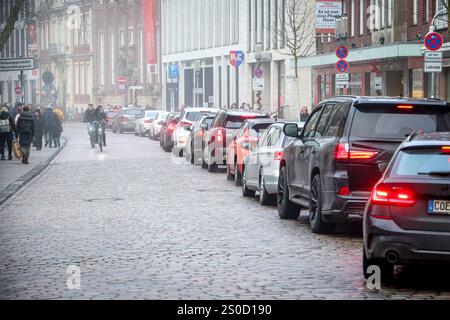 Kaufen am Freitag nach Weihnachten, Impressionen aus der Innenstadt von Münster. Vor einem voll belegten Parkhaus in der Königsstraße wartet eine lange Reihe von Autos. Münster, Nordrhein-Westfalen, DEU, Deutschland, 27.12.2024 *** Einkaufen am Freitag nach Weihnachten, Impressionen aus der Innenstadt von Münster wartet vor einem voll belegten Parkhaus in der Königsstraße Münster, Nordrhein Westfalen, DEU, Deutschland, 27 12 2024 Stockfoto