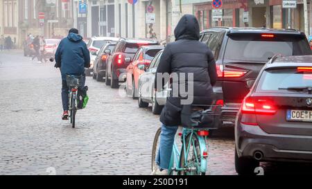 Kaufen am Freitag nach Weihnachten, Impressionen aus der Innenstadt von Münster. Vor einem voll belegten Parkhaus in der Königsstraße wartet eine lange Reihe von Autos. Münster, Nordrhein-Westfalen, DEU, Deutschland, 27.12.2024 *** Einkaufen am Freitag nach Weihnachten, Impressionen aus der Innenstadt von Münster wartet vor einem voll belegten Parkhaus in der Königsstraße Münster, Nordrhein Westfalen, DEU, Deutschland, 27 12 2024 Stockfoto