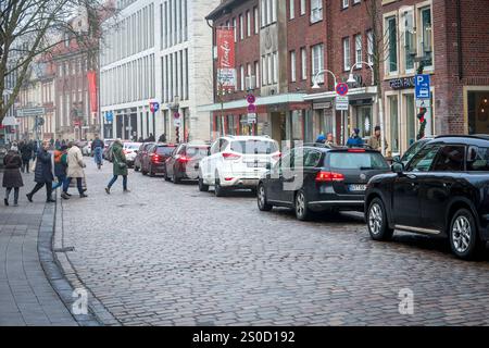 Kaufen am Freitag nach Weihnachten, Impressionen aus der Innenstadt von Münster. Vor einem voll belegten Parkhaus in der Königsstraße wartet eine lange Reihe von Autos. Münster, Nordrhein-Westfalen, DEU, Deutschland, 27.12.2024 *** Einkaufen am Freitag nach Weihnachten, Impressionen aus der Innenstadt von Münster wartet vor einem voll belegten Parkhaus in der Königsstraße Münster, Nordrhein Westfalen, DEU, Deutschland, 27 12 2024 Stockfoto