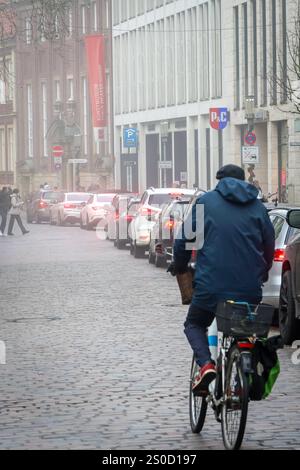 Kaufen am Freitag nach Weihnachten, Impressionen aus der Innenstadt von Münster. Vor einem voll belegten Parkhaus in der Königsstraße wartet eine lange Reihe von Autos. Münster, Nordrhein-Westfalen, DEU, Deutschland, 27.12.2024 *** Einkaufen am Freitag nach Weihnachten, Impressionen aus der Innenstadt von Münster wartet vor einem voll belegten Parkhaus in der Königsstraße Münster, Nordrhein Westfalen, DEU, Deutschland, 27 12 2024 Stockfoto