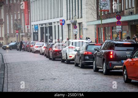 Kaufen am Freitag nach Weihnachten, Impressionen aus der Innenstadt von Münster. Vor einem voll belegten Parkhaus in der Königsstraße wartet eine lange Reihe von Autos. Münster, Nordrhein-Westfalen, DEU, Deutschland, 27.12.2024 *** Einkaufen am Freitag nach Weihnachten, Impressionen aus der Innenstadt von Münster wartet vor einem voll belegten Parkhaus in der Königsstraße Münster, Nordrhein Westfalen, DEU, Deutschland, 27 12 2024 Stockfoto