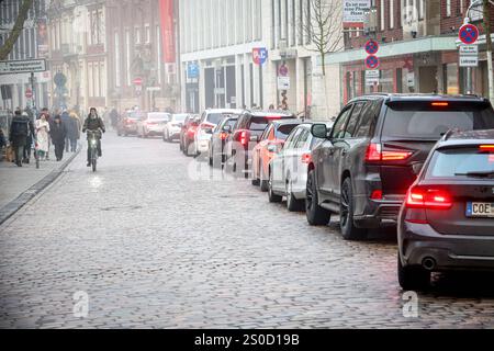 Kaufen am Freitag nach Weihnachten, Impressionen aus der Innenstadt von Münster. Vor einem voll belegten Parkhaus in der Königsstraße wartet eine lange Reihe von Autos. Münster, Nordrhein-Westfalen, DEU, Deutschland, 27.12.2024 *** Einkaufen am Freitag nach Weihnachten, Impressionen aus der Innenstadt von Münster wartet vor einem voll belegten Parkhaus in der Königsstraße Münster, Nordrhein Westfalen, DEU, Deutschland, 27 12 2024 Stockfoto