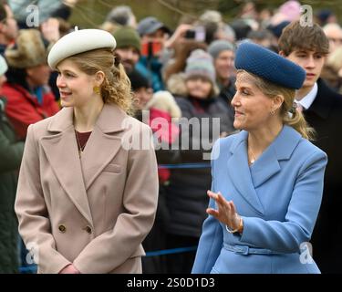 Sandringham, Großbritannien. 25. Dezember 2024 Lady Louise Windsor und Sophie, Herzogin von Edinburgh, Ankunft in der St. Mary Magdalene Church in Sandringham am Weihnachtstag. Stockfoto