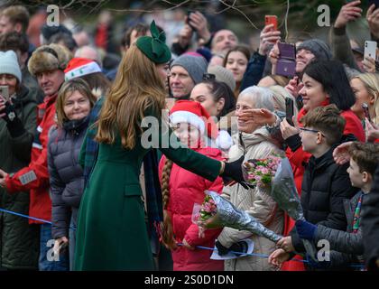 Norfolk UK. Dezember 2024. Die Prinzessin von Wales begrüßt wohlwollende Menschen nach dem Besuch des Weihnachtsgottesdienstes in St. Mary Magdalene, Sandringham Stockfoto