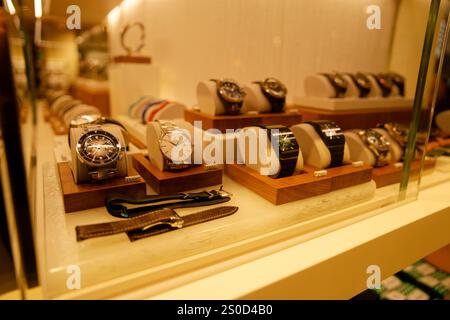 Stilvolle Kollektion luxuriöser Uhren, die nachmittags in einer modernen Boutique ausgestellt werden Stockfoto