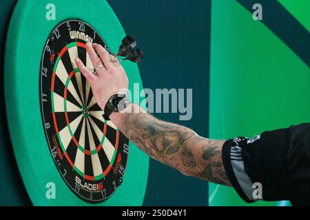 London, Großbritannien. Dezember 2024. Luke Woodhouse Dartboard während der PDC Paddy Power World Darts Championship 2024/2025 im Alexandra Palace, London, England, Großbritannien am 27. Dezember 2024 Credit: Every Second Media/Alamy Live News Stockfoto