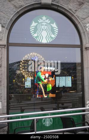 Kopenhagen/Dänemark /27. dezember 2024/ Seattle-Kette STAR Bucks Kaffeekaffee in der dänischen Hauptstadt Kopenhagen. (Foto. Francis Joseph Dean/Dean Pictures) (nicht für kommerzielle Zwecke) Stockfoto